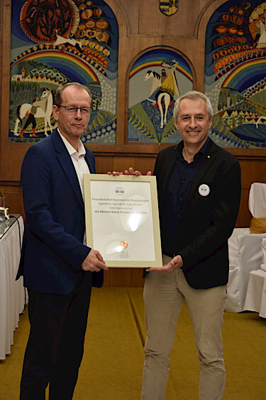 Erster Bürgermeister Jácint Horváth von Nagykanizsa und Puchheims Erster Bürgermeister Norbert Seidl halten den Bilderrahmen mit dem Friedensspruch. Erster Bürgermeister Jácint Horváth von Nagykanizsa und Puchheims Erster Bürgermeister Norbert Seidl halten den Bilderrahmen mit dem Friedensspruch.